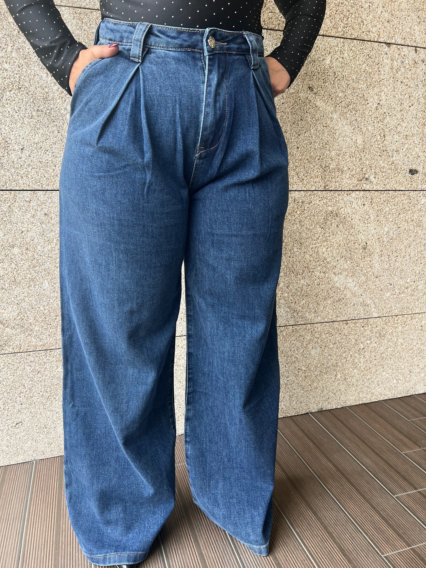 Jeans anchos oscuros con pliegues