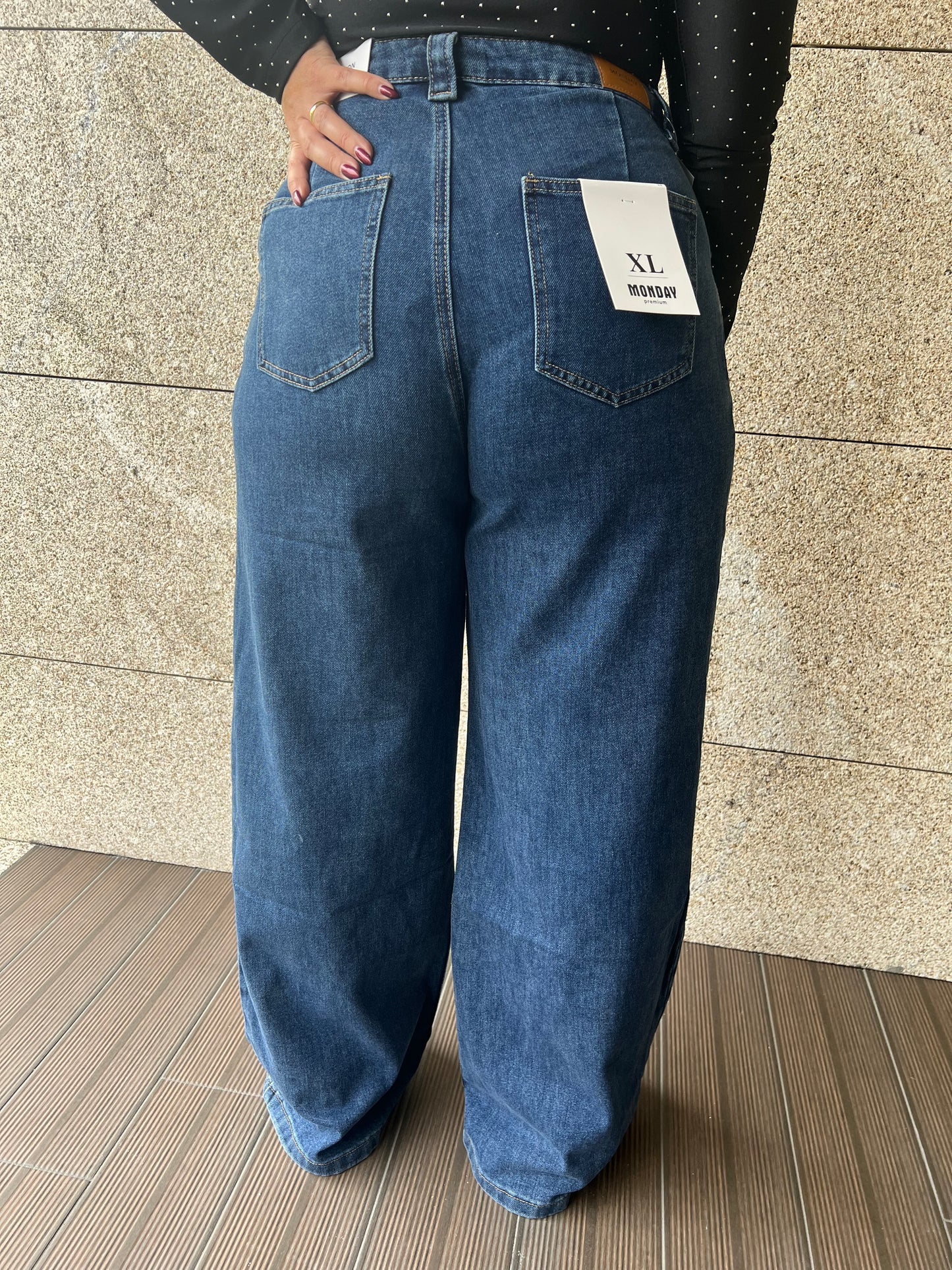Jeans anchos oscuros con pliegues