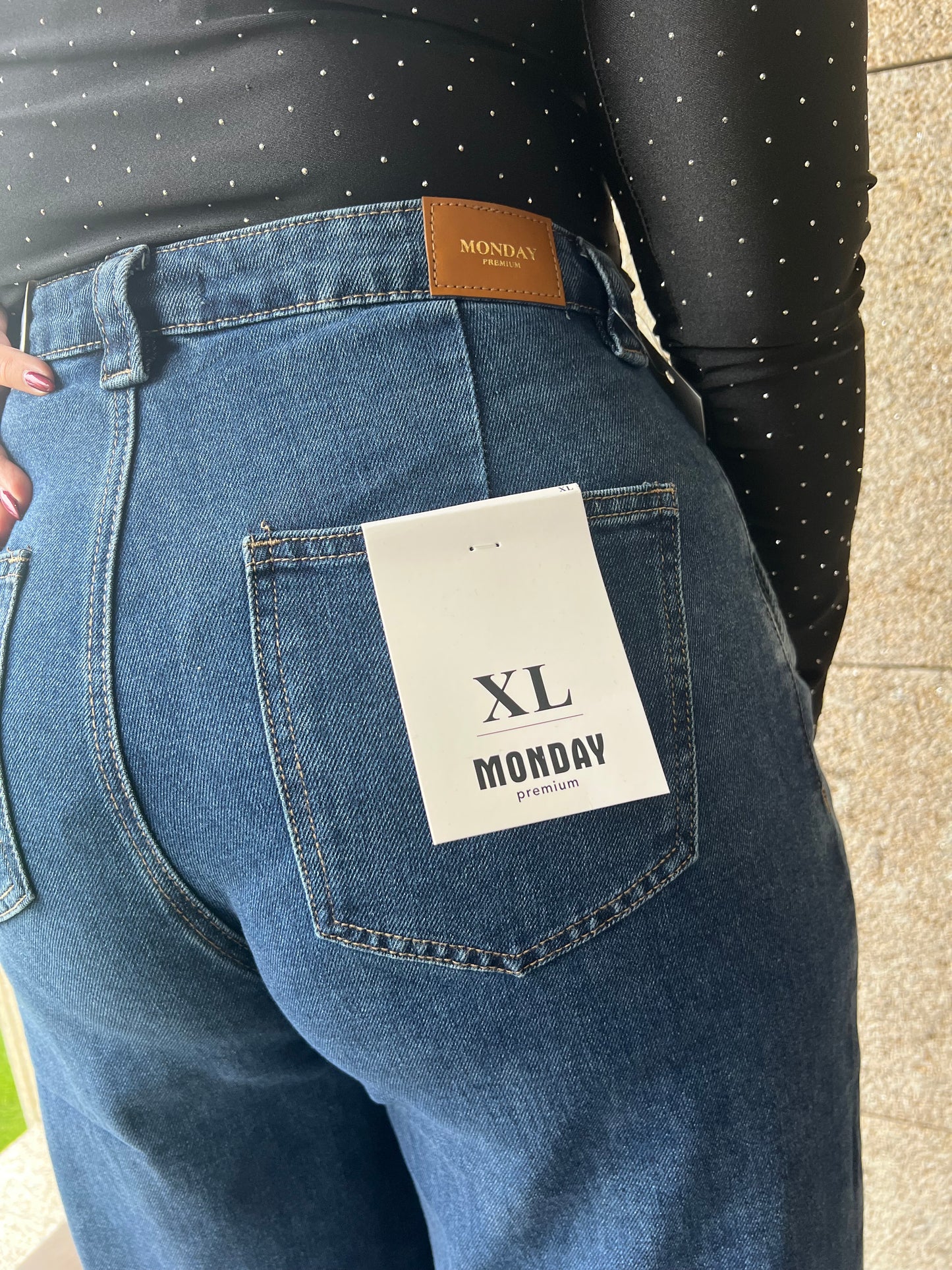 Jeans anchos oscuros con pliegues
